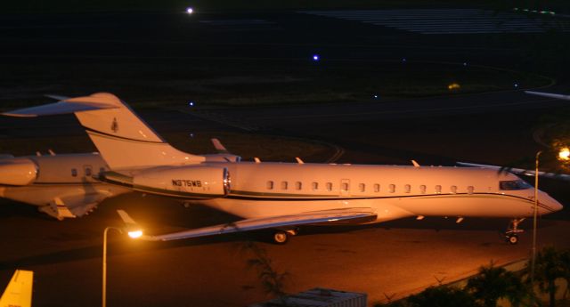 Bombardier Challenger 300 (N375WB)