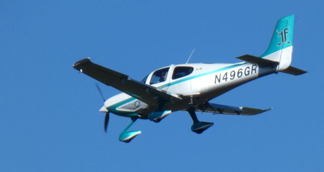 Cirrus SR-22 (N496GR) - On short final is this 2019 Cirrus SR22 in the Autumn of 2022.