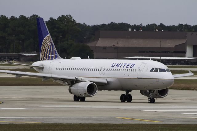 Airbus A320 (N459UA) - I DONT KNOW WHY BUT THAT PLANE RETURNS TO GATE