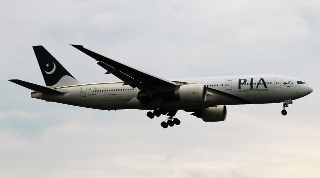 Boeing 777-200 (AP-BHX) - Taken from the threshold of 29L