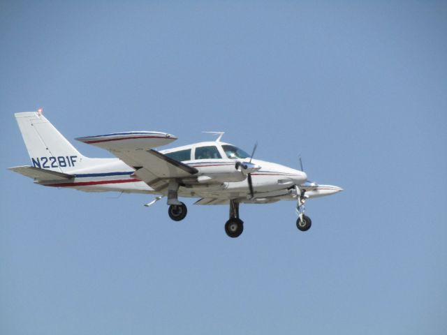 Cessna 310 (N2281F) - Landing RWY 20R