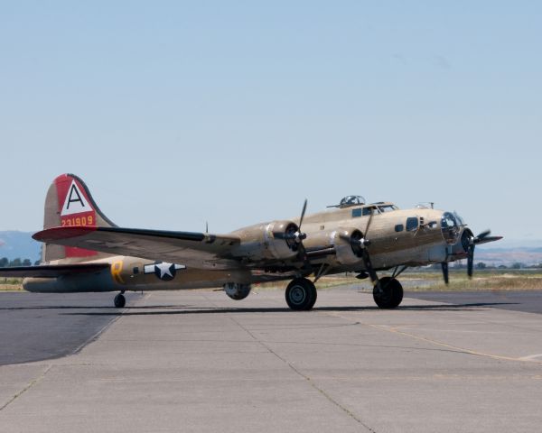 Boeing B-17 Flying Fortress (N231909)