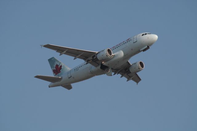 Airbus A319 (C-GBIK) - Afternoon departure on 24L