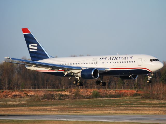 BOEING 767-200 (N252AU) - Arriving 18C - 3/18/11