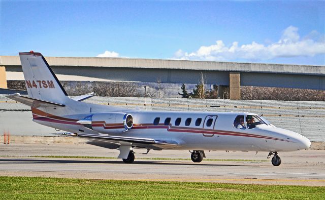 Cessna Citation II — - I love the fact that the pilot and co pilot are looking like "What the hell is that guy doing." You may have to look at it in full sized to see it.