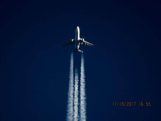 Boeing MD-11 (N572FE)