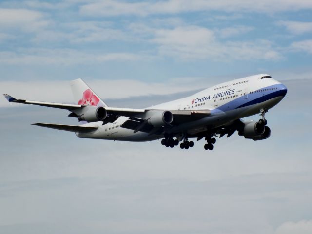 Boeing 747-400 (B-18215)