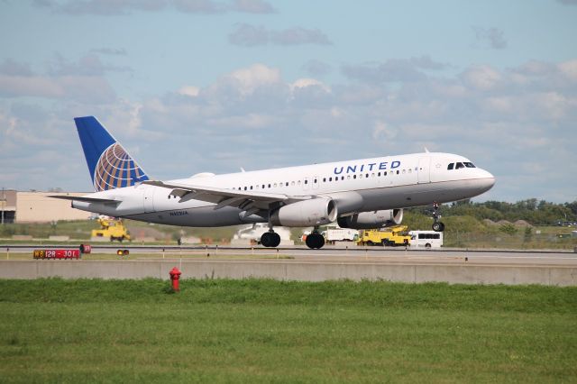 Airbus A320 (N453UA)