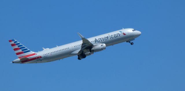Airbus A321 (N910AU) - Shortly after departure is this 2017 American Airlines Airbus 321-231 (WL) in the Summer of 2022.