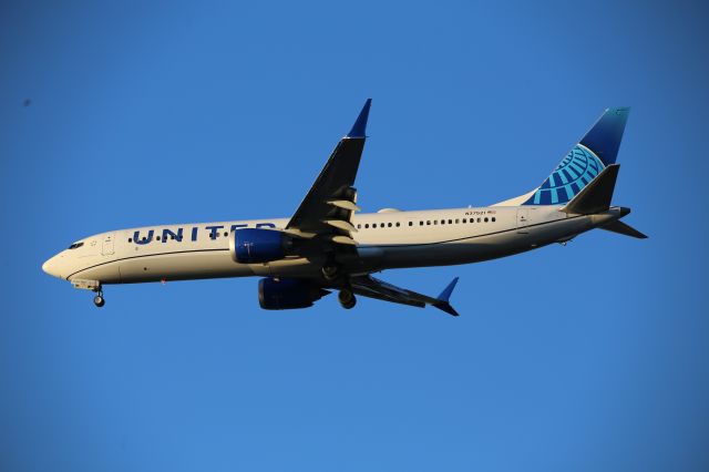 Boeing 737 MAX 9 (N37521)