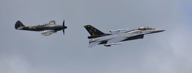 — — - vol symbolique d'autre part un sptifire et d'autre part le talentueux et serviable f16