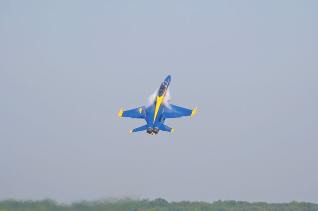 McDonnell Douglas FA-18 Hornet (16-3468) - US Navy Blue Angel #7, 163468, cn 0691, Youngstown en route to Burke Lakefront Airport, Cleveland- (KBKL) USA – Ohio on 1 Sept 2010.