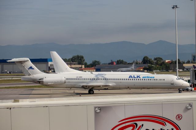 McDonnell Douglas MD-82 (LZ-ADV) - ALK Airlines. MDs are becoming more and more rare so it was a very welcome sight!