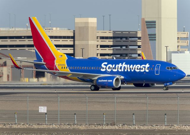 Boeing 737-700 (N7828A)