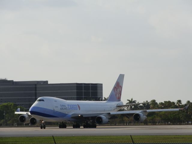 Boeing 747-400 (B-18723)