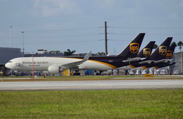 BOEING 767-300 (N324UP)