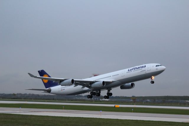 Airbus A340-300 (D-AIGZ) - 32L Departure