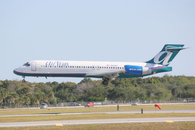 Boeing 717-200 (N934AT) - AirTran Flight 1218 on arrival to Runway 32 at Sarasota-Bradenton International Airport