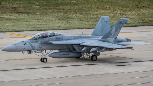 McDonnell Douglas FA-18 Hornet (16-6980) - VAMPRIRE41 from VX-9 "Vampires" taxiing out at CMH after a weekend stay.