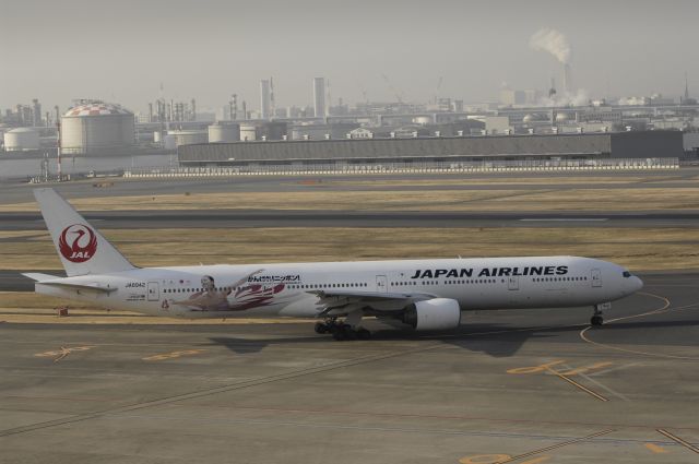 BOEING 777-300 (JA8942) - Taxing at Tokyo-Haneda Intl Airport on 2014/02/26 "Mao Asada Jet"