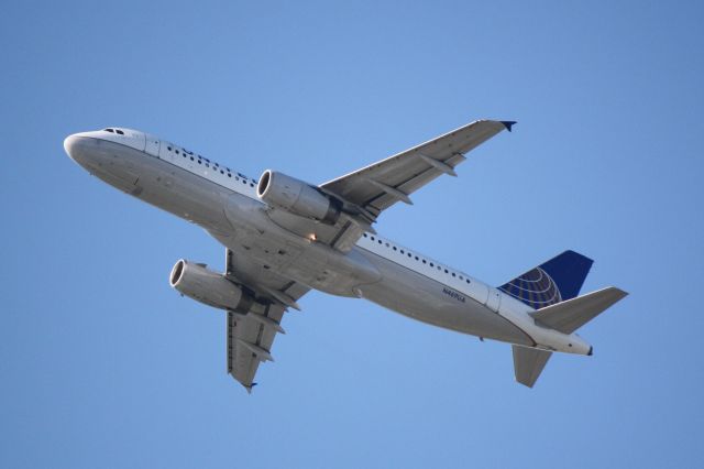 Airbus A320 (N469UA) - United Flight 685 (N469UA) departs Sarasota-Bradenton International Airport enroute to Chicago-OHare International Airport