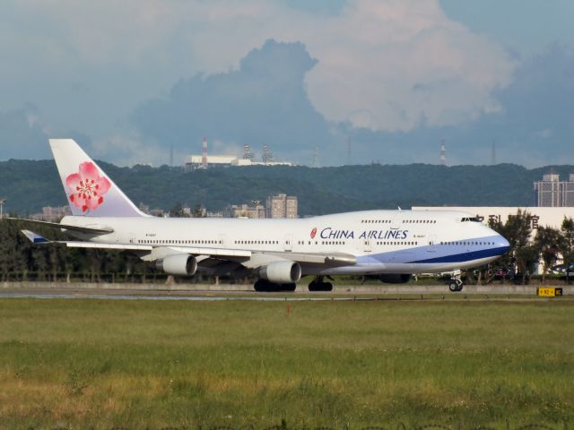 Boeing 747-400 (B-18207)