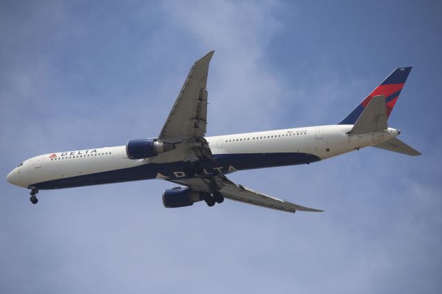 BOEING 767-400 (N835MH)