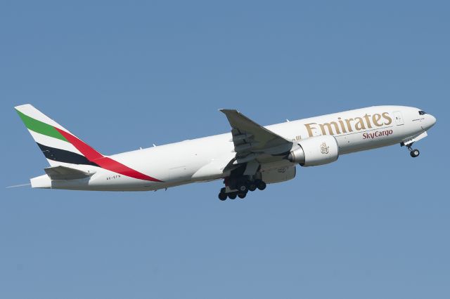 Boeing 777-200 (A6-EFN) - bord de piste CDG