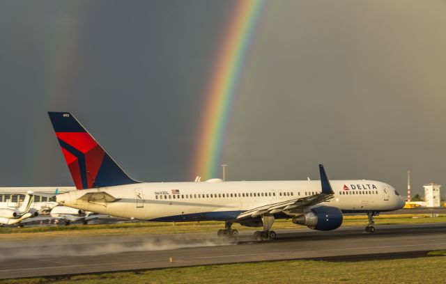 Boeing 757-200 (N693DL)