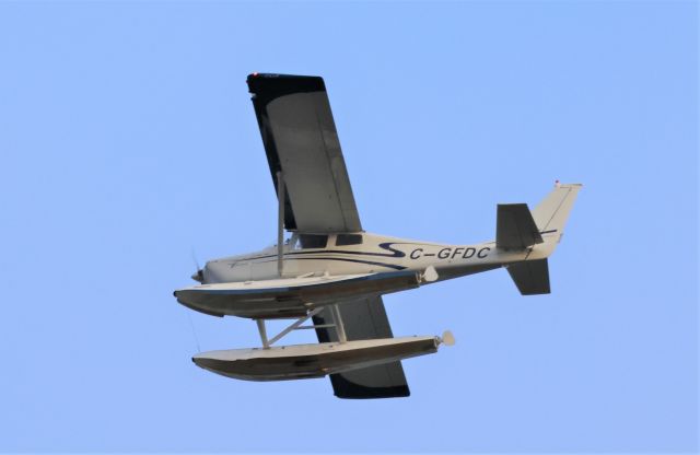 Cessna Super Skymaster (C-GFDC) - C-GFDC Aero Commander 100-180X Survolant le fleuve St-Laurent à Lavaltrie QC. Le 14-11-2022 à 15:27. 