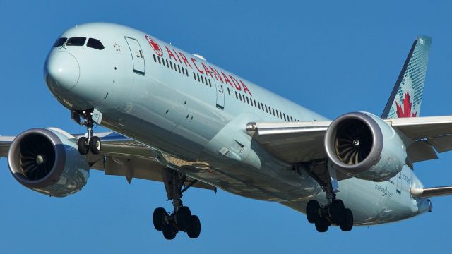 Boeing 787-9 Dreamliner (C-FGHZ) - 31L approach.