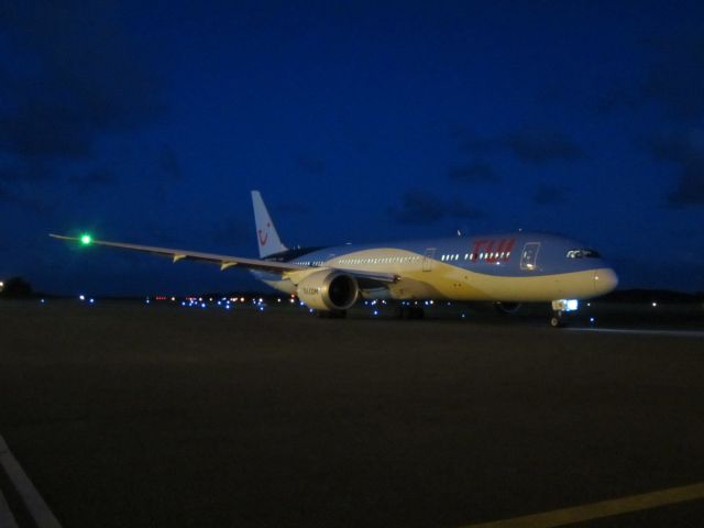 Boeing 787-9 Dreamliner (G-TUIK)