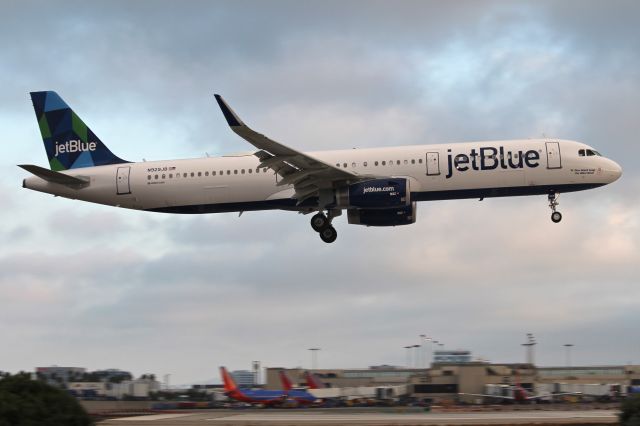 Airbus A321 (N929JB) - on the mound