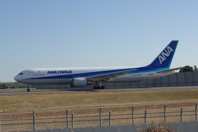 BOEING 767-300 (JA601F) - Taxing at Narita Intl Airport on 2007/1/8 ANA & JP Express