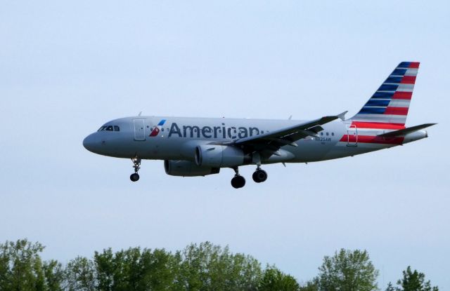 Airbus A319 (N825AW) - Shown here a moment until it lands is an American Airline Airbus A319 in the Spring of 2018.