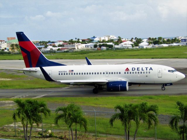 Boeing 737-700 (N307DQ)