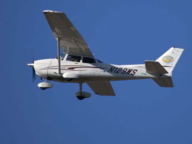 Cessna Skyhawk (N129WS) - Take off runway 26 at Danbury CT.