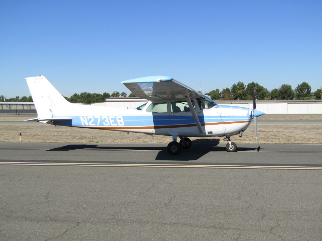 Cessna Skyhawk (N273EB) - Taxiing to ramp