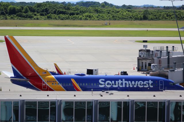 Boeing 737-700 (N950WN)