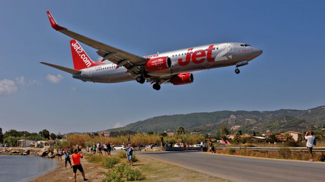 Boeing 737-800 (G-JZHO) - Landing above the Plane-spotting.br /Paraliakos Road..br /Watch out for heads sometimes.