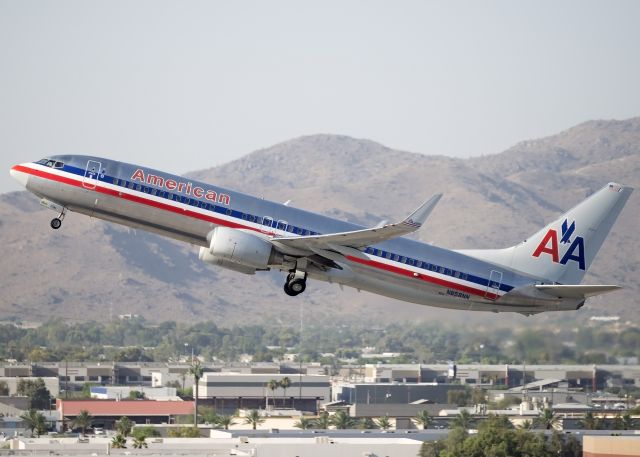 Boeing 737-800 (N858NN)