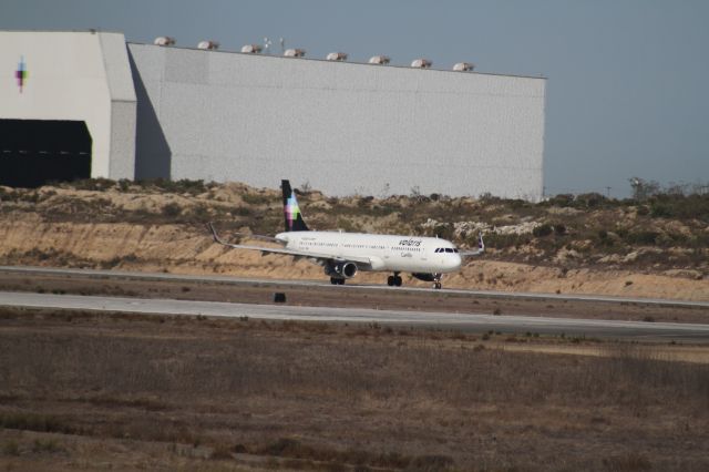 Airbus A321neo (XA-VLV) - TAXING ALPHA TO 27 MMTJ