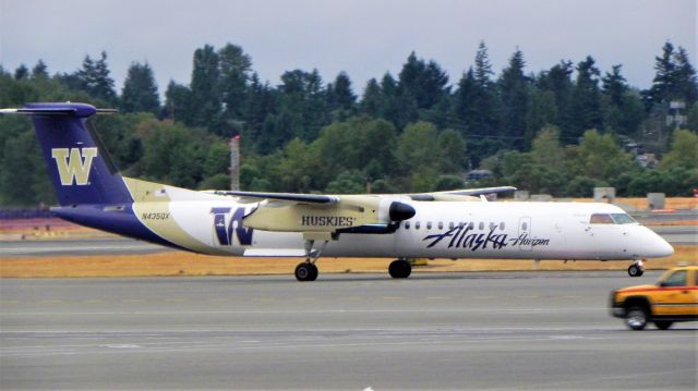 de Havilland Dash 8-400 (N435QX) - Washington State Huskies special livery