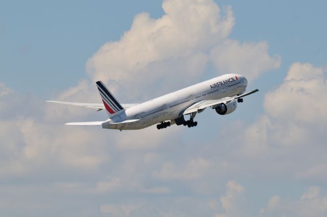 BOEING 777-300 (F-GSQJ) - 2014/9/14