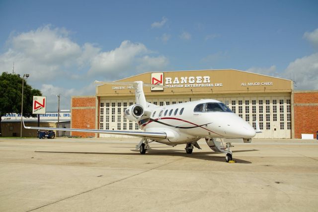 Embraer Phenom 300 (N801WZ)