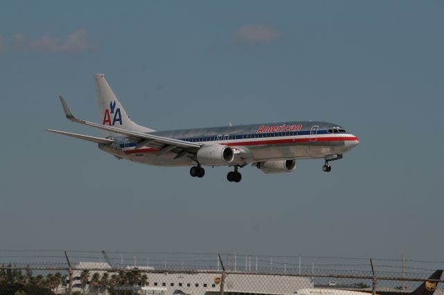 Boeing 737-800 (N921AN)