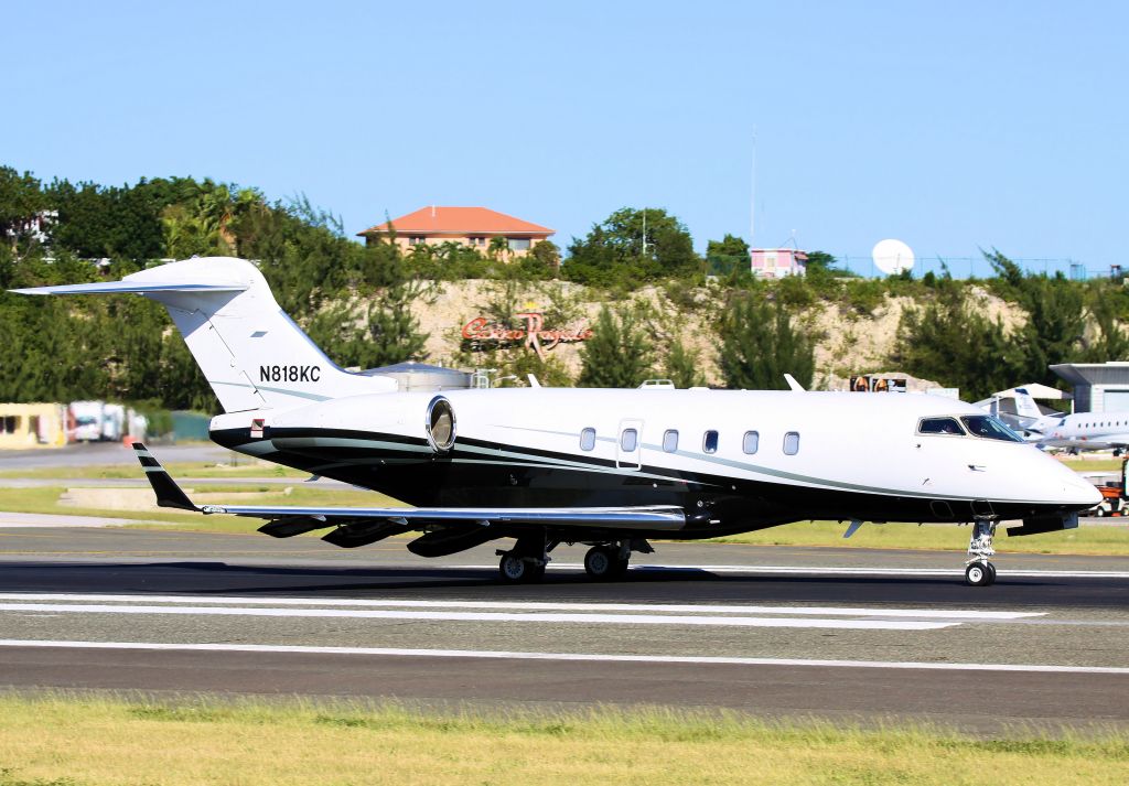 Bombardier Challenger 300 (N818KC)