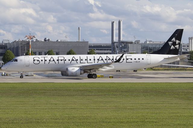 EMBRAER 195 (I-ADJV)