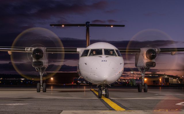 de Havilland Dash 8-400 (N442QX)