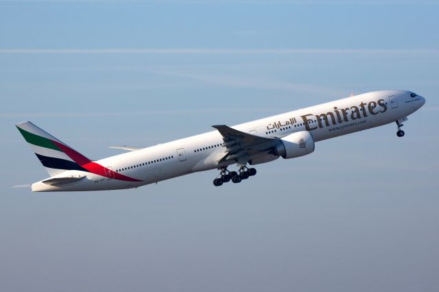 BOEING 777-300ER (A6-EPI)